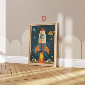 Rakete Weltall Poster – Produktfoto 7 zeigt das Poster und eine beispielhafte Präsentation als Wanddekoration.