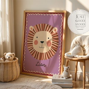 Poster Kinderzimmer Löwe · Niedliches Tiermotiv · Lion Illustration auf Lila Hintergrund · Dschungel Deko für Kinder · Dekoprint ohne Rahmen