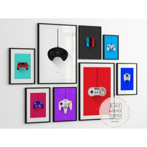 Op de afbeelding: Een set van acht ingelijste prints met verschillende videogamecontrollers. De prints zijn in zwarte frames en hebben een witte achtergrond. De controllers zijn allemaal in verschillende kleuren en stijlen, waaronder een zwarte Sega Genesis-controller, een witte Nintendo 64-controller, een rood-blauwe Nintendo Switch-controller en een grijze PlayStation 4-controller.