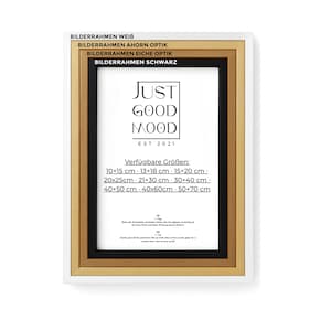 Könnte beinhalten: Ein gerahmter Druck mit dem Text "JUST GOOD MOOD EST 2021". Der Rahmen hat einen weißen Außenrand, einen goldfarbenen Mittelrahmen und einen schwarzen Innenrahmen. Verfügbare Größen von 10x15 cm bis 50x70 cm.