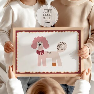 Póster de perro para habitación infantil · Caniche rosa con lazo · Póster de animal juguetón con aspecto retro · Bonita decoración infantil · Impresión sin marco