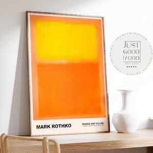 Könnte beinhalten: Ein gerahmter Kunstdruck mit einem abstrakten Gemälde von Mark Rothko. Das Kunstwerk zeigt eine lebendige Komposition aus orangefarbenen und gelben rechteckigen Blöcken. Der Druck befindet sich in einem Holzrahmen und enthält den Namen des Künstlers und den Titel des Kunstwerks.