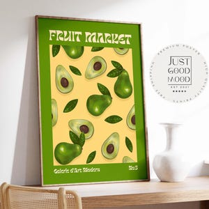 Könnte beinhalten: Ein gerahmtes Poster mit grünem Rand zeigt ein sich wiederholendes Muster aus grünen Avocados und Avocadohälften auf gelbem Hintergrund. Die Worte "FRUIT MARKET" stehen oben und "Galerie d'Art Modern" unten.