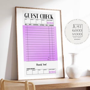 Könnte beinhalten: Ein gerahmter Druck mit einem stilisierten Gastcheck-Design. Der obere Text lautet "GUEST CHECK" in fetter schwarzer Schrift. Der Check hat einen lavendelfarbenen Abschnitt zur Auflistung und enthält den Text "Thank You!" unten. Die Checknummer ist 823645.