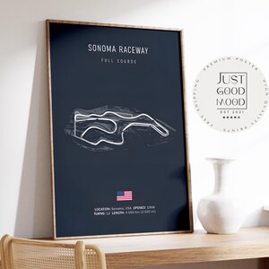 Könnte beinhalten: Ein gerahmtes Poster mit dem Sonoma Raceway-Streckenlayout in Weiß auf marineblauem Hintergrund. Das Poster enthält die amerikanische Flagge, Standortdetails und den Text "JUST GOOD MOOD EST 2021". Die Streckenlänge beträgt 4,050 km.