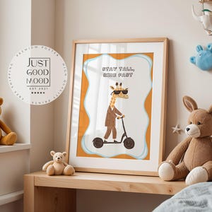 Póster para habitación infantil Jirafa · Mantente erguido, conduce rápido · Divertido animal en scooter · Decoración de pared moderna con estilo retro · Lámina decorativa sin marco