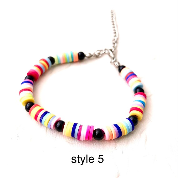 Las Mujeres Usan Pulseras Multicolores De Arcilla Polimérica Las Mujeres Usan Pulseras Multicolores De Arcilla Polimérica