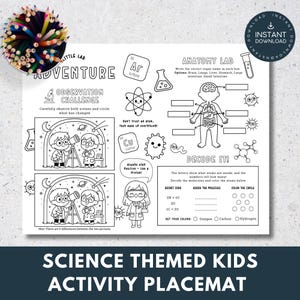 Puede incluir: Un mantel individual de actividades para niños con temática científica en blanco y negro con el texto "LITTLE LAB ADVENTURE". El mantel individual incluye un desafío de observación, un laboratorio de anatomía y una sección de decodificación. Un montón de lápices de colores está en la esquina superior izquierda.