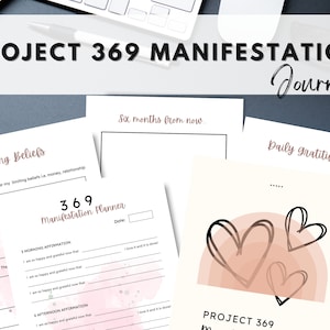 Könnte beinhalten: Ein druckbares Project 369 Manifestationsjournal mit einem rosa und weißen Aquarellhintergrund. Das Journal enthält Abschnitte für limitierende Überzeugungen, tägliche Dankbarkeit und einen 369 Manifestationsplaner.