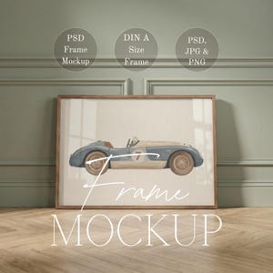 Può includere: Una stampa incorniciata con un'auto da corsa blu vintage con il numero 7. L'auto ha dettagli e ruote beige. La cornice è marrone chiaro. Le parole "Frame" e "Mockup" sono scritte in bianco.