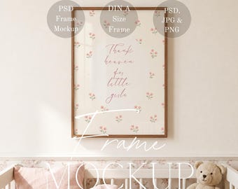 Maqueta de marco para cuna, marco vertical de madera de nogal con proporción DIN A, archivo PSD para exhibición de arte de pared para habitación de niña, guardería rosa suave Coquette