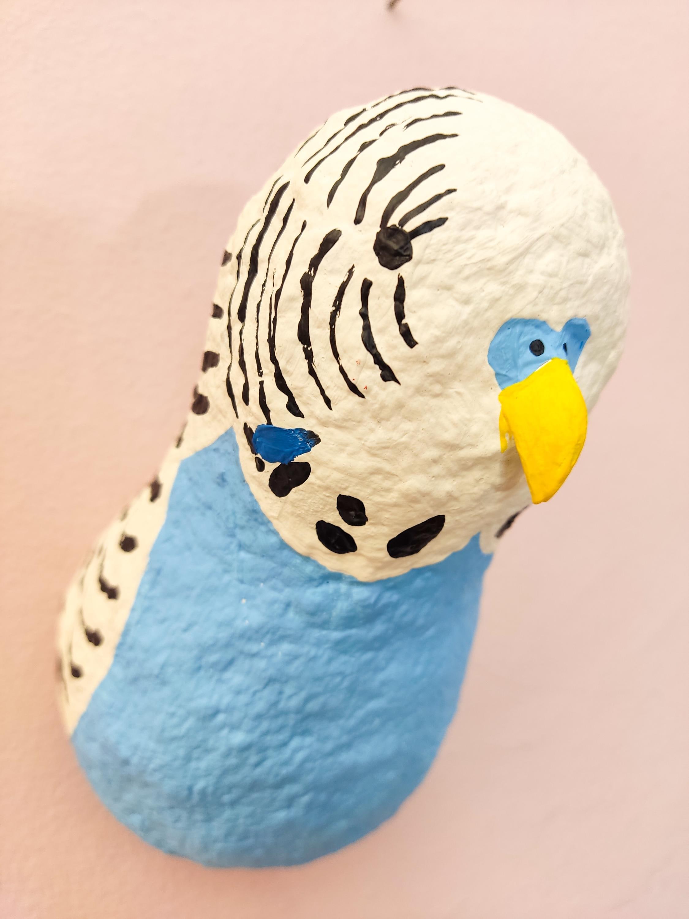紙粘土で作ったインコの彫刻（壁掛け）。鳥、セキセイインコ、オウム