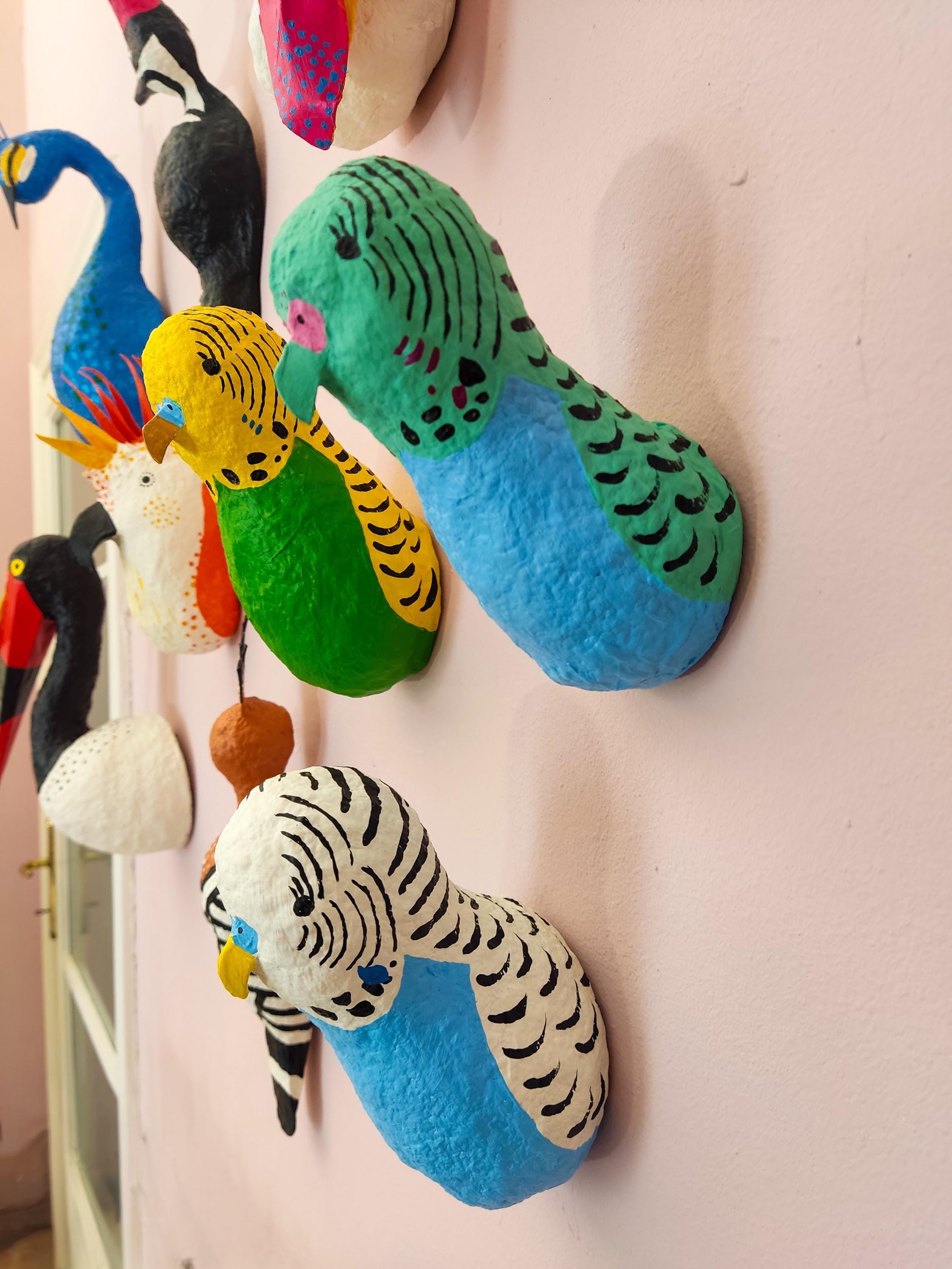 紙粘土で作ったインコの彫刻（壁掛け）。鳥、セキセイインコ、オウム 