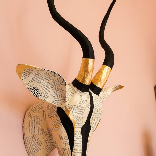 Tête d'antilope impala en papier mâché avec détails en feuille d'or, Tau