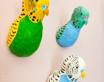 紙粘土で作ったインコの彫刻（壁掛け）。鳥、セキセイインコ、オウム