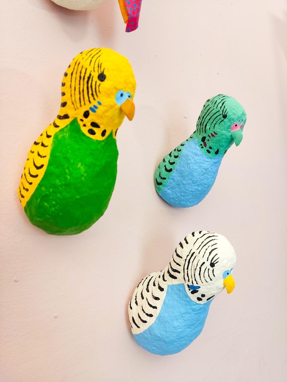 紙粘土で作ったインコの彫刻（壁掛け）。鳥、セキセイインコ、オウム