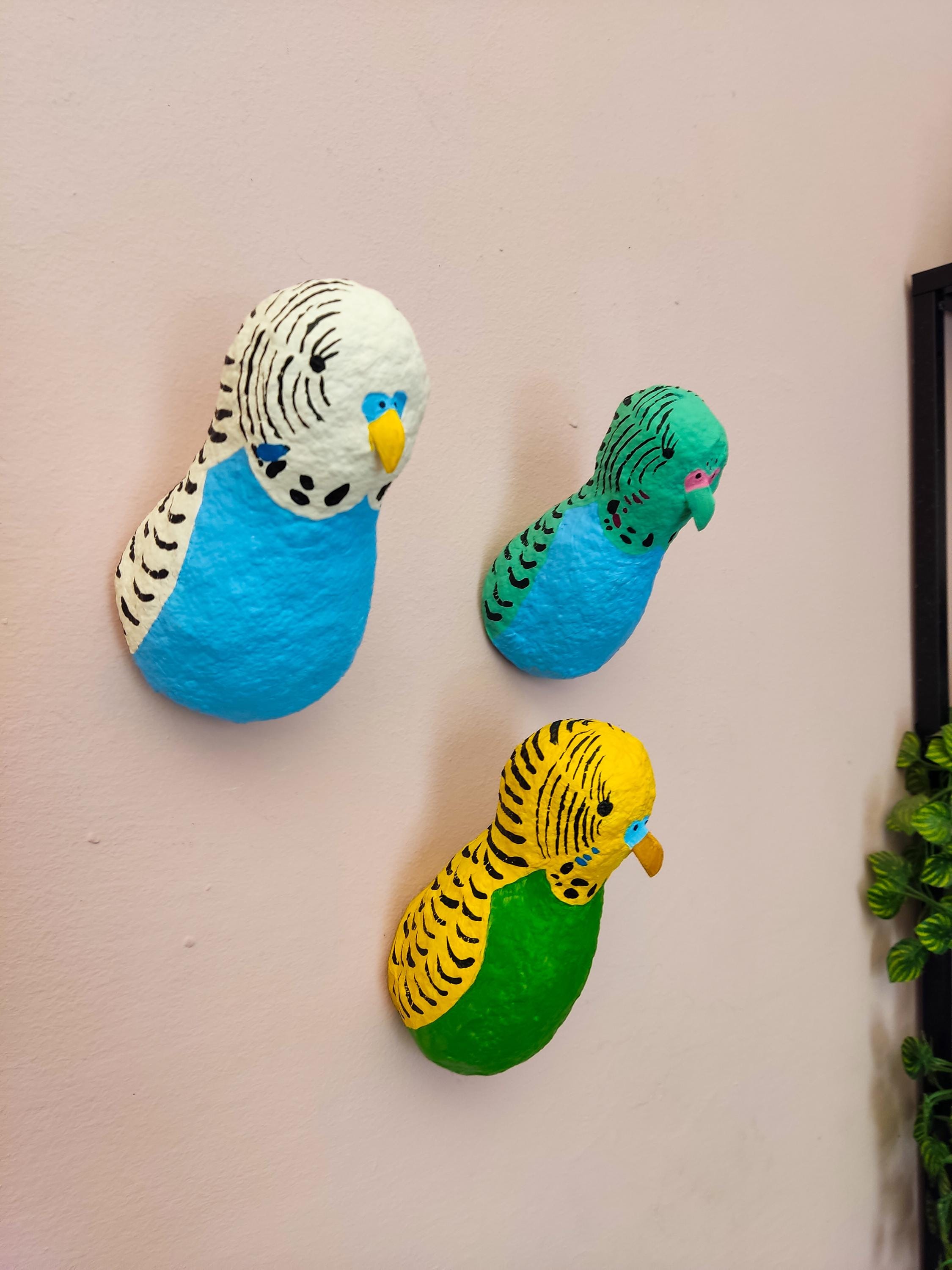 紙粘土で作ったインコの彫刻（壁掛け）。鳥、セキセイインコ、オウム 