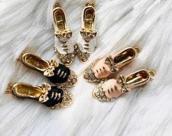 Strass tapdansbedel -gouden balletschoenbedel met strik - danssieraden bedel | Emaille schoenhanger