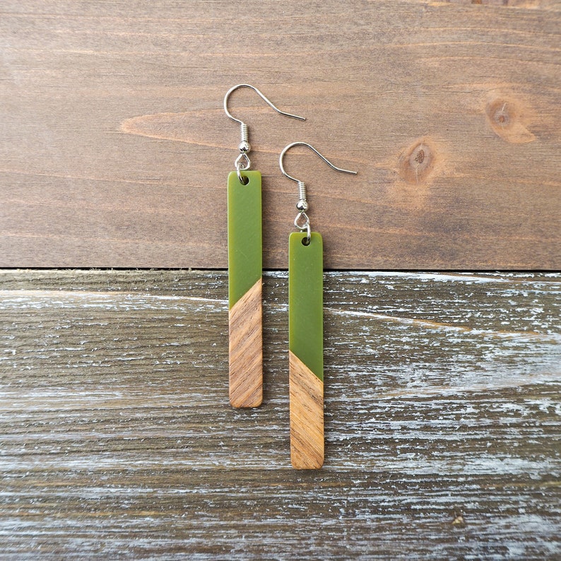 Boucles d'oreilles barre vert avocat et bois Boucles d'oreilles en bois bohème hippie Minimaliste et hypoallergénique Bijoux naturels simples Cadeau tendance pour elle image 1