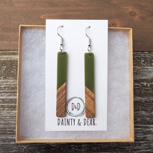 Boucles d'oreilles barre vert avocat et bois Boucles d'oreilles en bois bohème hippie Minimaliste et hypoallergénique Bijoux naturels simples Cadeau tendance pour elle image 3