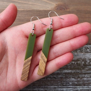 Boucles d'oreilles barre vert avocat et bois Boucles d'oreilles en bois bohème hippie Minimaliste et hypoallergénique Bijoux naturels simples Cadeau tendance pour elle image 4