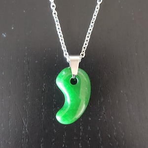 Japanese Magatama necklace in green chalcedony