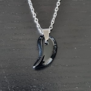Japanese necklace Magatama in black Agate brings good luck