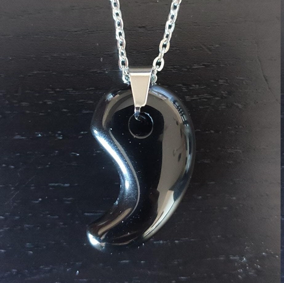 Collier Japonais Magatama en Agate Noire