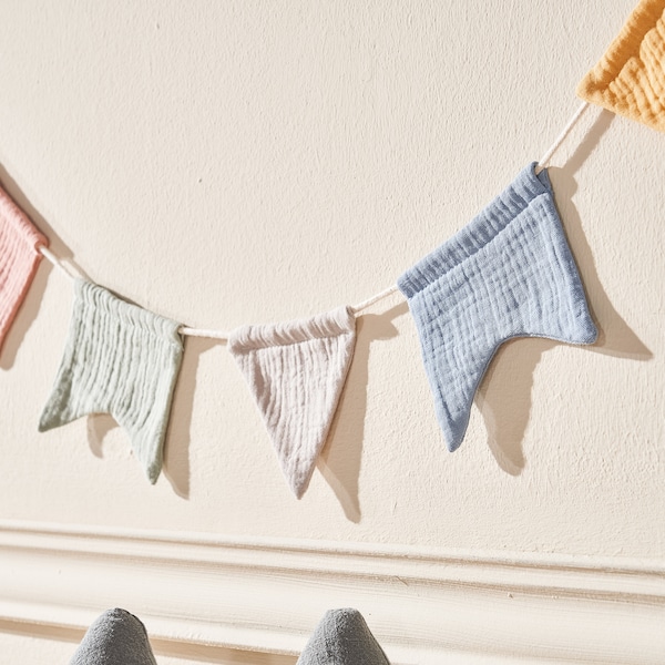 Chaîne de fanions en tissu en mousseline de coton dans des tons pastel | Léger et réglable