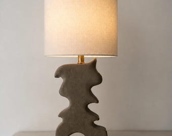 Handgetöpferte Tischlampe aus Keramik: Minimalistischer Leinenschirm