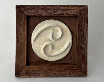 Keramik Wandkunst, Handgemachtes Steinzeug Wanddekor, Minimales skulpturales Wandstück, Wabi Sabi Kunst, Neutral Wohnkultur, kleine Wandkunst