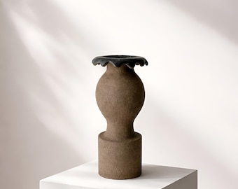 Skulpturales Steinzeug Objekt mit dunklem organischen Rand, brauner Vase, inklusive Mehrwertsteuer