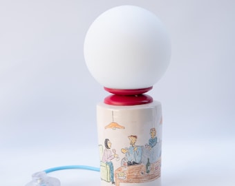 Gossip – handbemalte Keramik-Tischleuchte, ausgefallene und farbenfrohe Lampe, ausdrucksstarke Beleuchtung