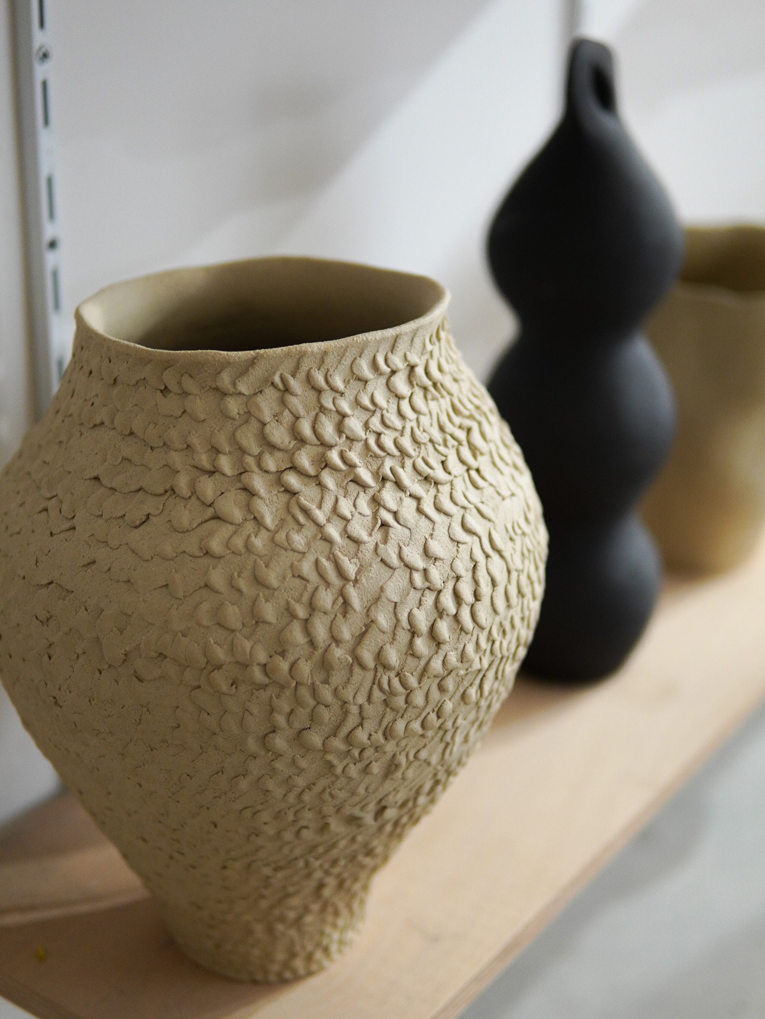 手作りの白い陶器の花瓶：抽象彫刻アート、ホームデコレーション