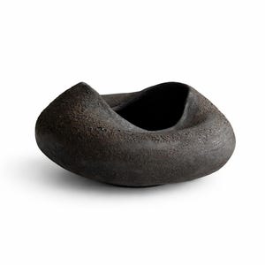 Jarrón de cerámica negra hecho a mano: diseño de textura lunar, recipiente para ikebana