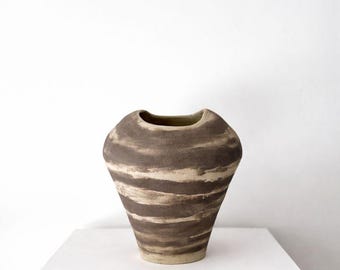 Ręcznie robiony wazon z kamionki: Wazon ceramiczny spiralny