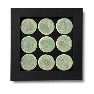 Arte de parede em cerâmica, painel de grés texturizado, decoração de parede artesanal, arte wabi-sabi, escultura de parede minimalista orgânica, decoração neutra para casa.