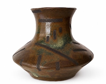 Handgefertigte braun-grüne Keramikvase, niedrige, skulpturale Knospenvase, geometrisch-rustikale Keramik, kleines Dekogefäß, Mid-Century-Modern-Dekor