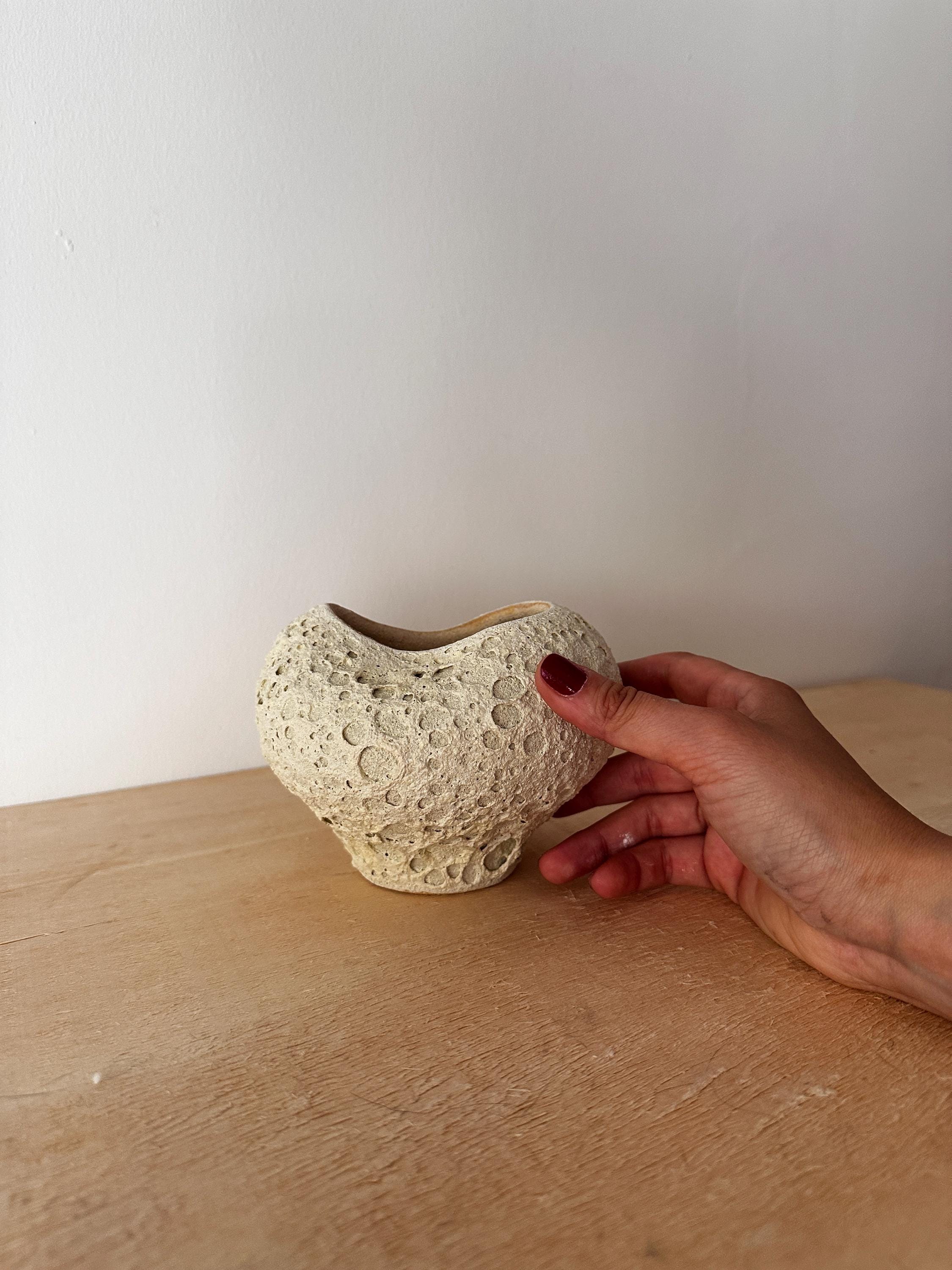 手作りのテクスチャード陶器の花瓶：抽象的な月面デザイン - Etsy 日本
