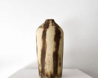 Ręcznie robiony wazon z kamionki: Wazon ceramiczny spiralny