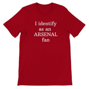 T-shirt Fan Pride d&#39;Arsenal - Slogan « Je m&#39;identifie comme un fan d&#39;Arsenal » | T-shirt ras du cou unisexe pour supporter de football | Vêtements Arsenal indispensables