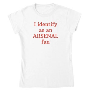 T-shirt Fan Pride d&#39;Arsenal - Slogan « Je m&#39;identifie comme un fan d&#39;Arsenal » | T-shirt ras du cou pour supporter de football pour femme | Vêtements Arsenal indispensables