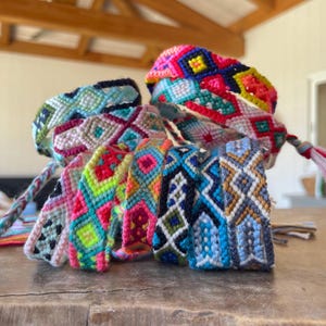 Bransoletki przyjaźni w stylu Color Pop – delikatne pastele i jaskrawe klimaty boho