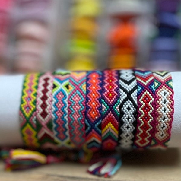 Bracelet d'amitié | Aztèque | Bohème | Tribal Macrame Boho Hippie Handmade Coton noué à la main. Bracelet d'amitié. Cadeau de chaussure.