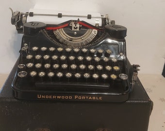 Vintage USA Underwood portable typewriter/Black typewriter