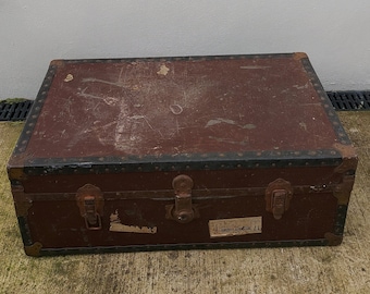 Large heavy vintage travelling steamer trunk/vintage luggage trunk/antique trunk/luggage coffee table/vintage suitcase