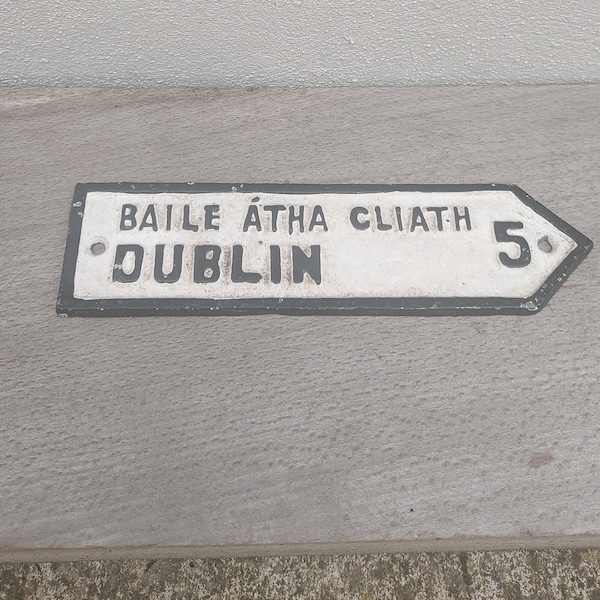 Piccolo cartello stradale irlandese in stile vintage per il cartello Dublino/Dublino
