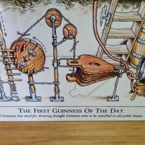 Puede incluir: Una ilustraci&oacute;n vintage de un artilugio para extraer cerveza Guinness. La ilustraci&oacute;n se titula "The First Guinness of the Day." e incluye el texto "Guinness bar stool for drawing draught Guinness soon to be installed in all public houses."