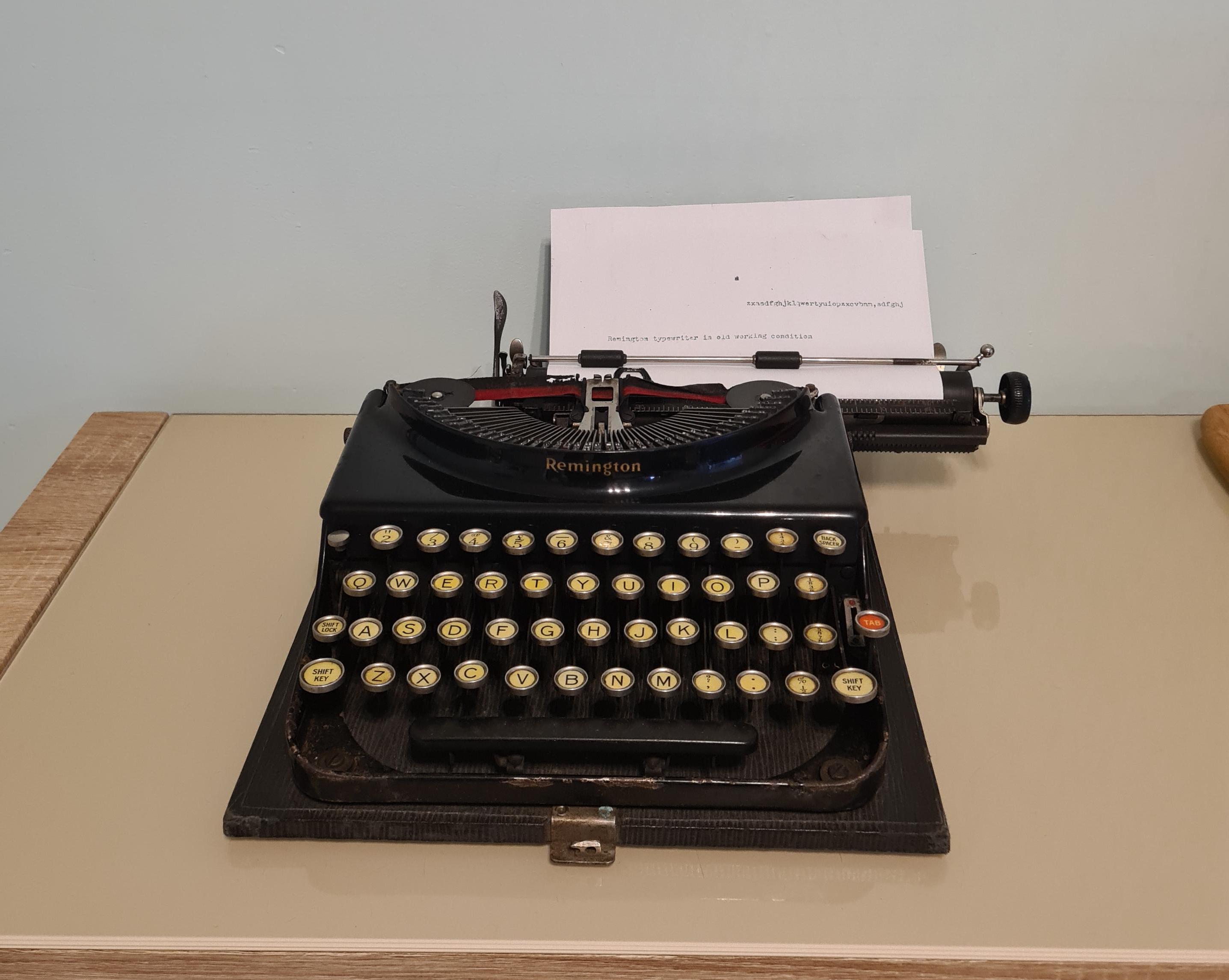 オールドRemingtonタイプライター 動作可能な古いレミントン タイプライター、オリジナルの説明書付き