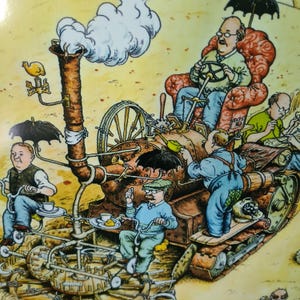 K&ouml;nnte beinhalten: Eine skurrile Illustration eines dampfbetriebenen Gef&auml;hrts mit einer Gruppe von Menschen, die darauf reiten. Das Fahrzeug hat einen gro&szlig;en, rostigen Kessel, einen Schornstein mit Rauch und eine Reihe von R&auml;dern und Zahnr&auml;dern. Eine Person sitzt in einem roten Sessel und steuert das Fahrzeug mit einem gro&szlig;en Rad. Eine andere Person steht auf der R&uuml;ckseite des Fahrzeugs und h&auml;lt einen Regenschirm. Das Fahrzeug f&auml;hrt auf einem Feldweg.